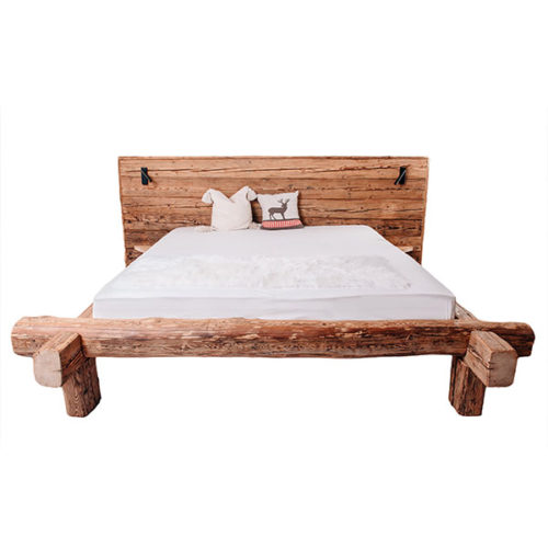 Handgehackte Altholz-Betten auf Anfrage